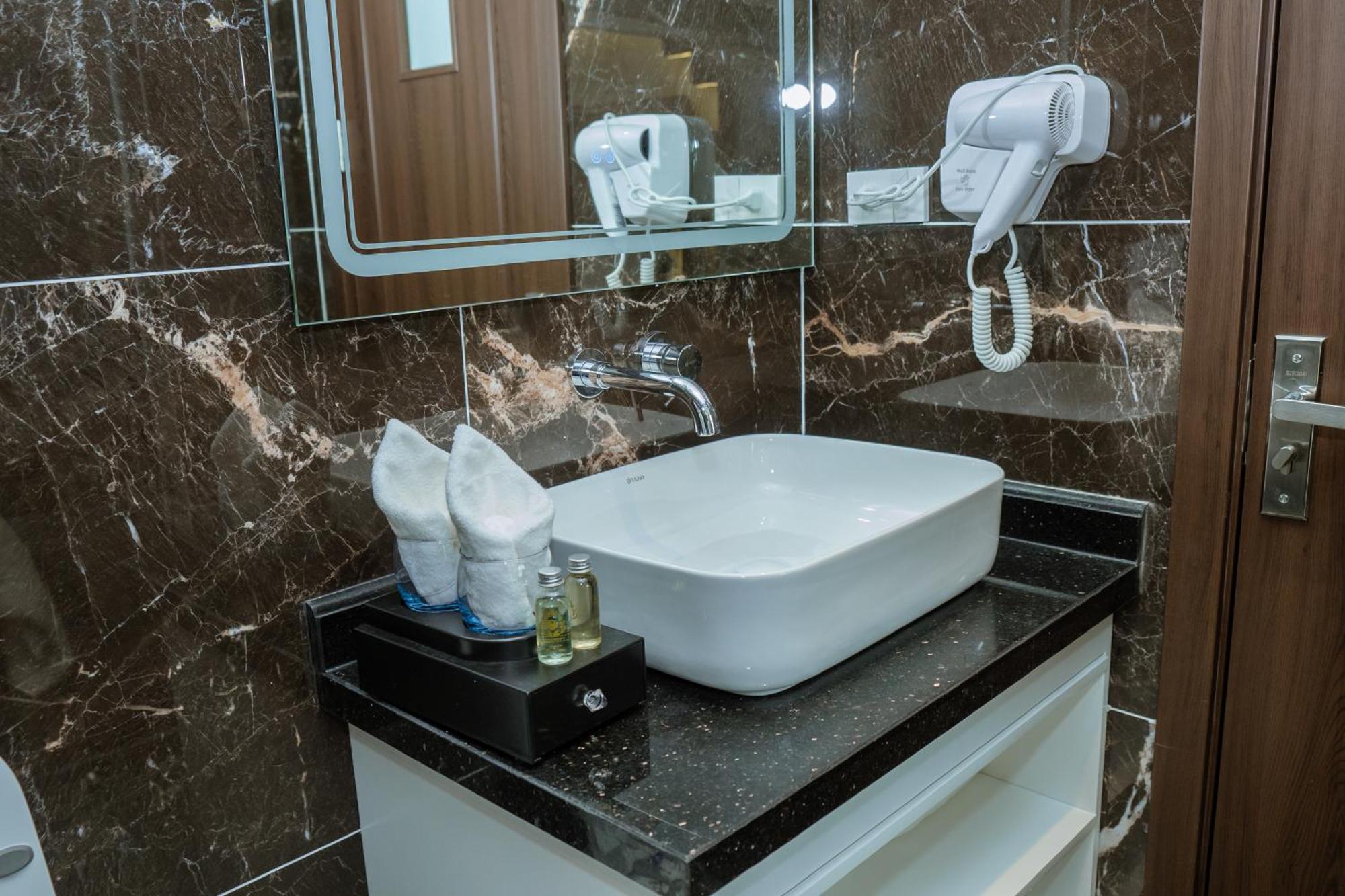 Khách sạn Royal Duong Noi 3*